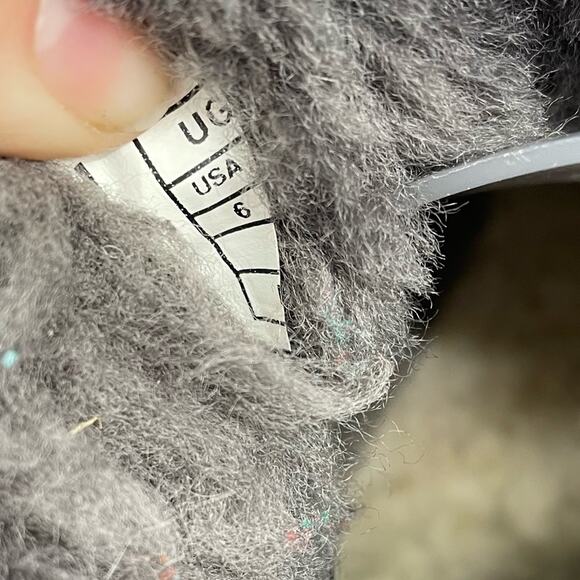 Ugg Grey Suede/Leather Sherpa Lined Slip On Bailey Button Ankle Booties Size 6 - Picture 5 of 7